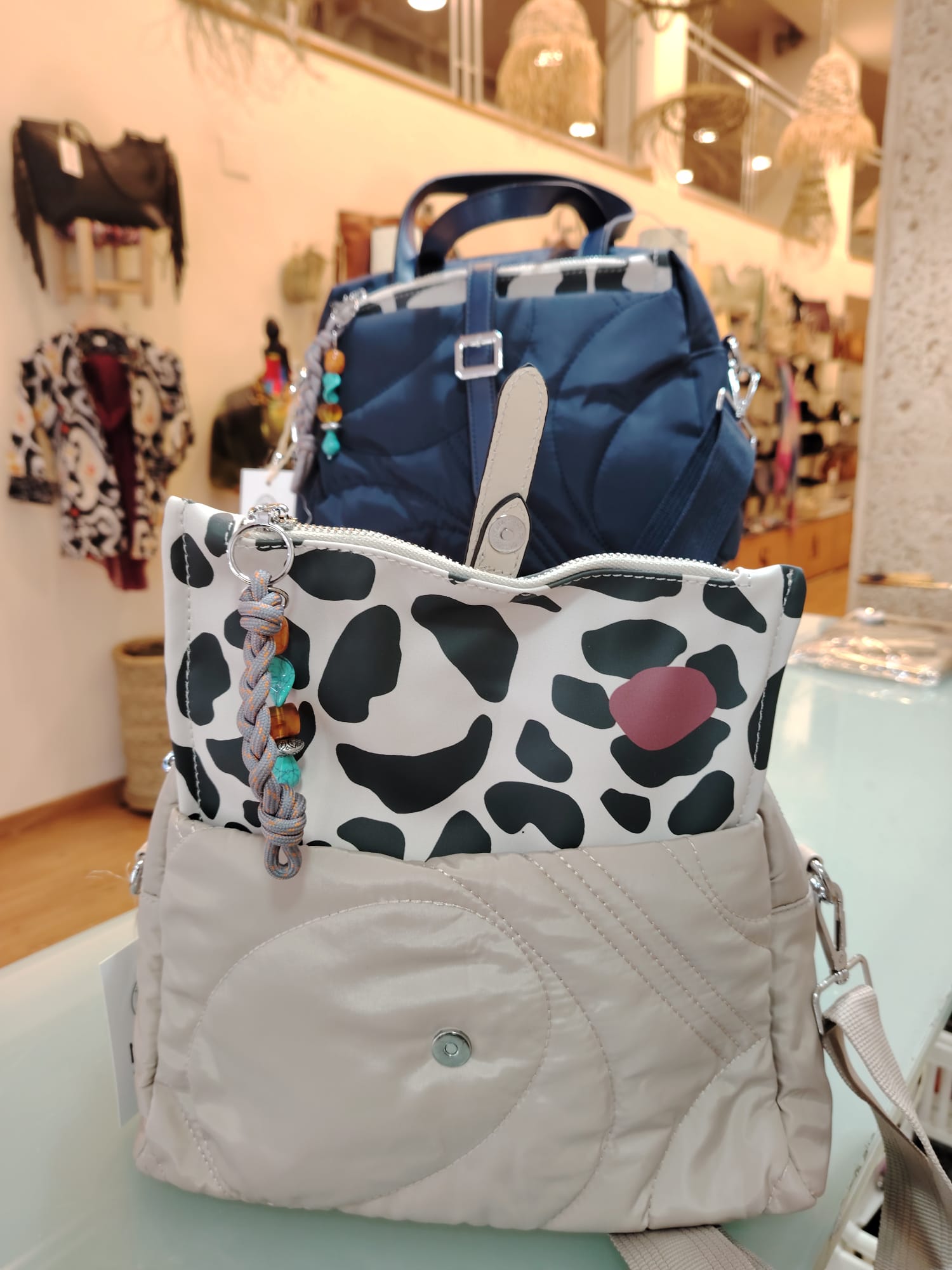 Bolso de Mano "Blue Velvet" – Estilo Acolchado y Versatilidad Total - Imagen 3