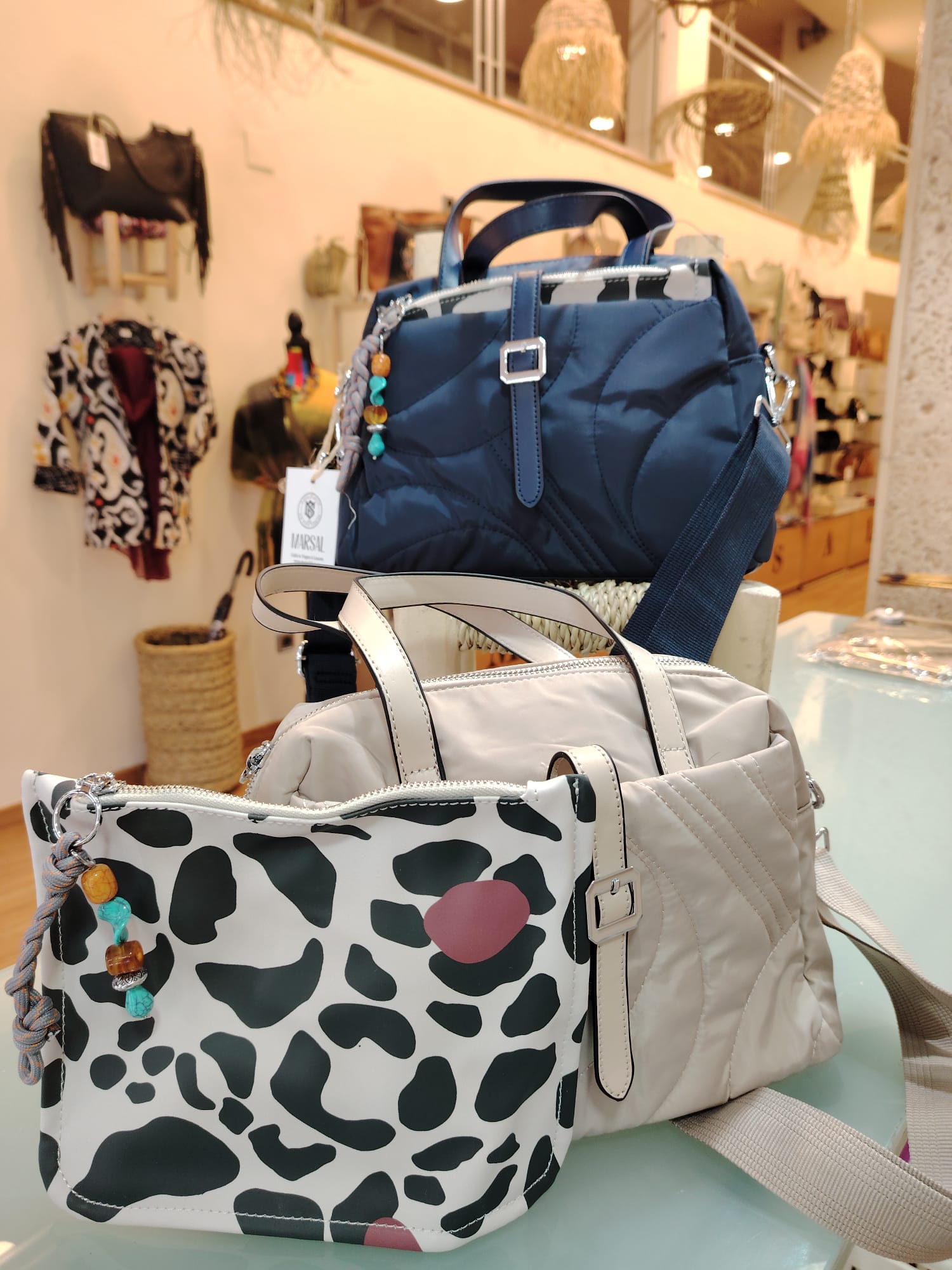 Bolso de Mano "Blue Velvet" – Estilo Acolchado y Versatilidad Total - Imagen 2