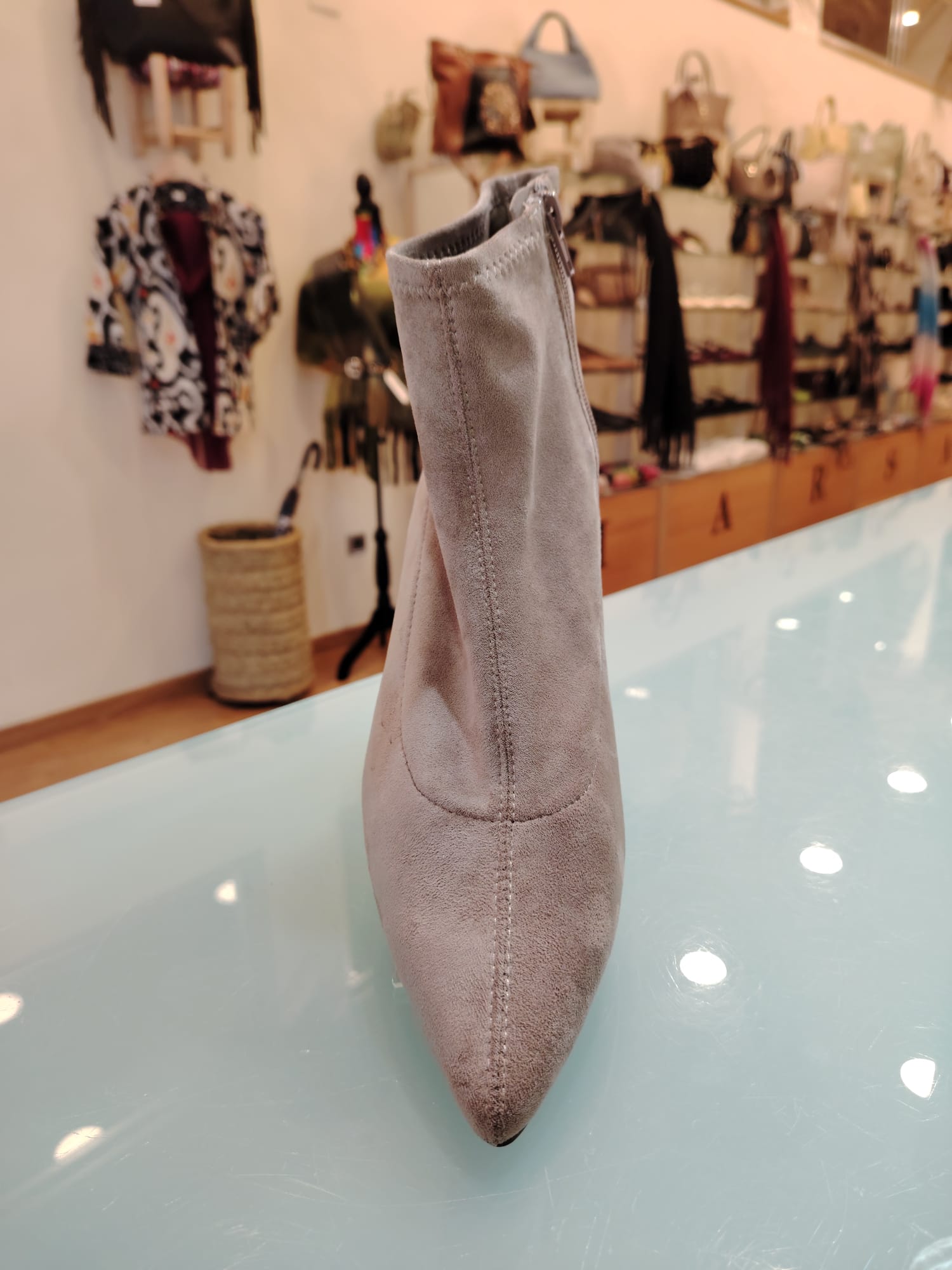 Botín de Piel Vuelta – Elegancia con Tacto Terciopelo - Imagen 2