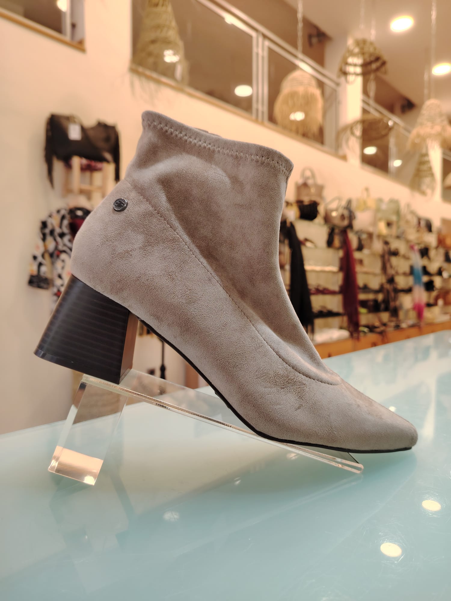 Botín de Piel Vuelta – Elegancia con Tacto Terciopelo - Imagen 3