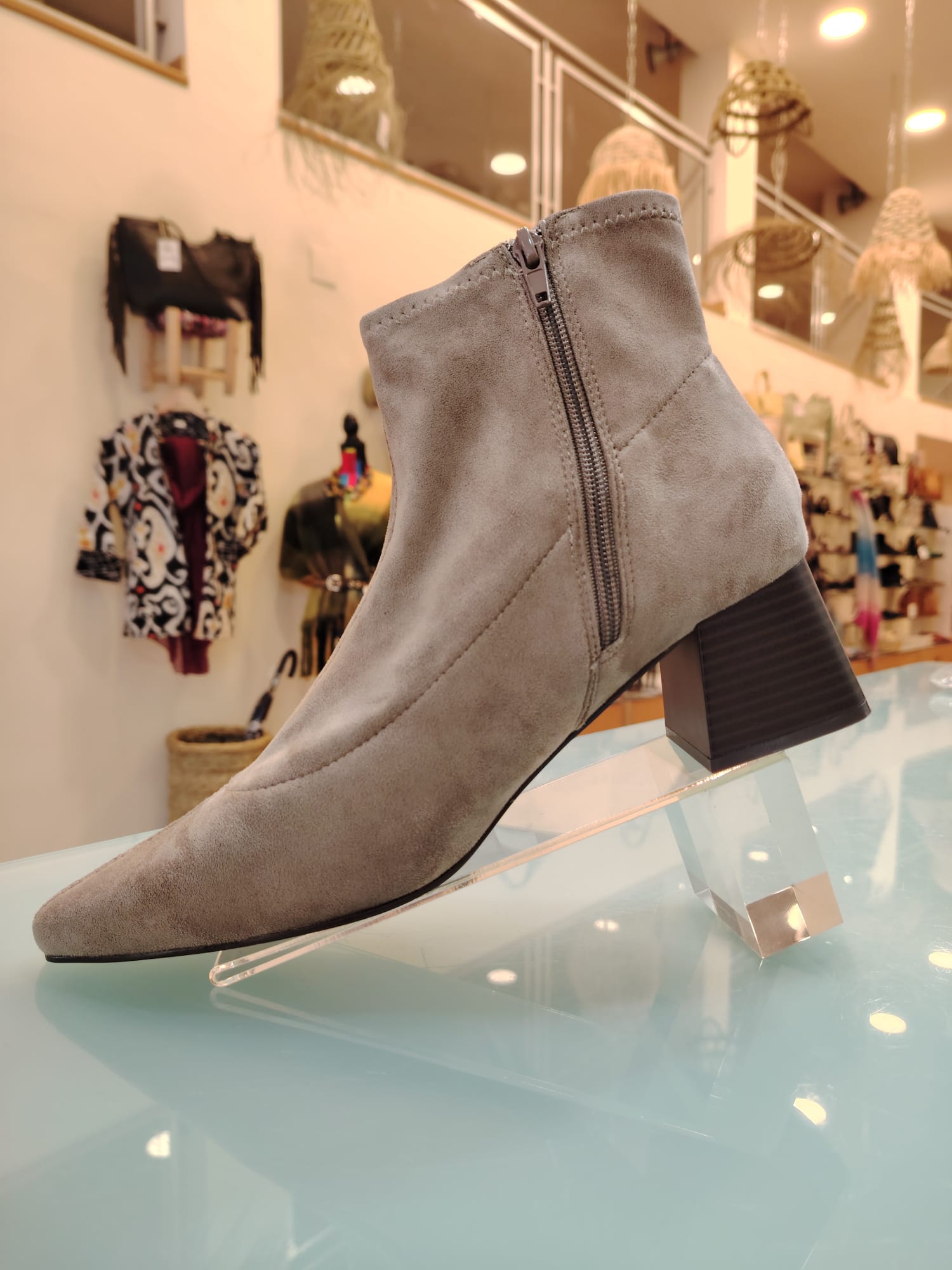 Botín de Piel Vuelta – Elegancia con Tacto Terciopelo - Imagen 4