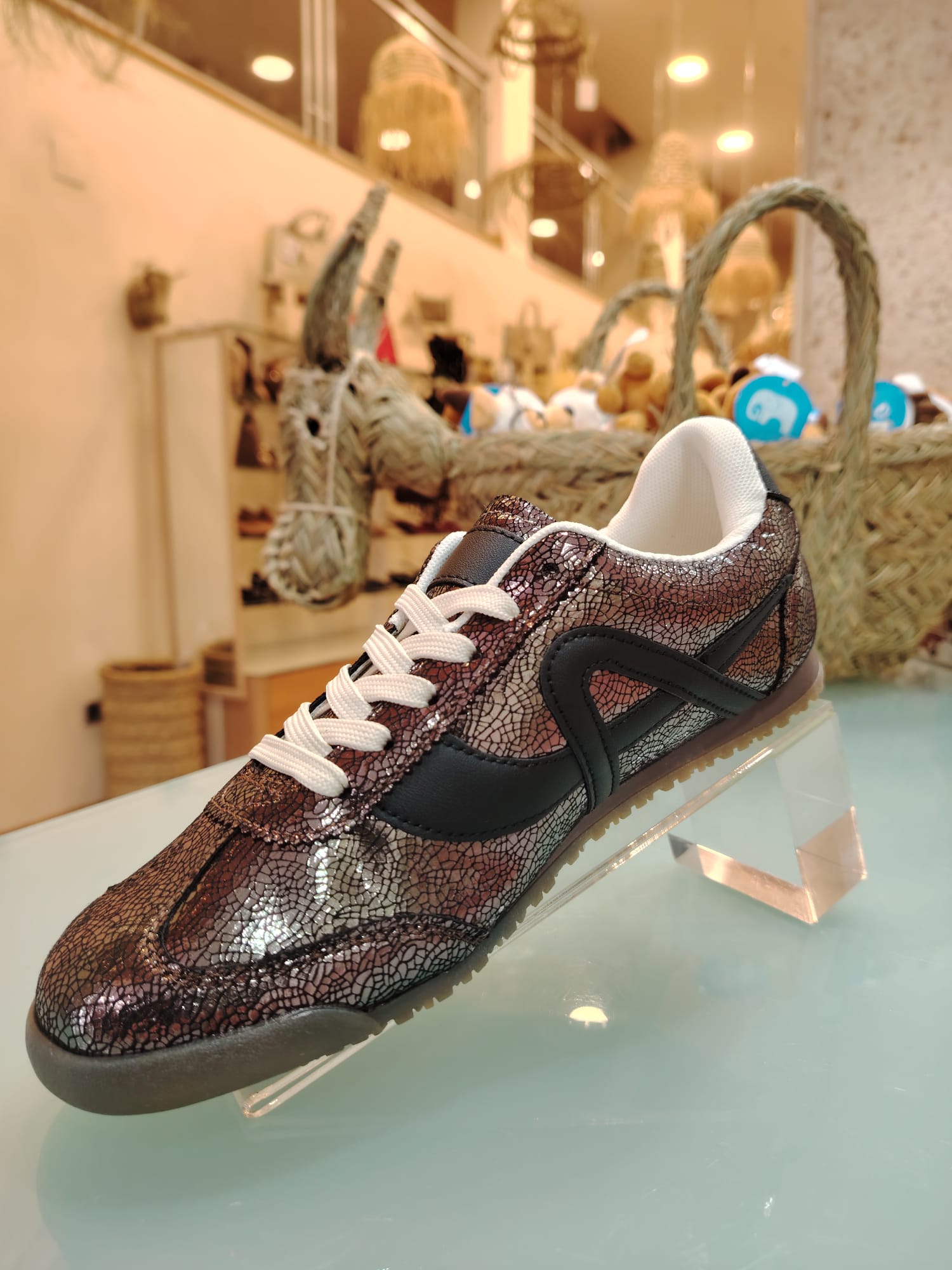 Zapatillas Brillo Retro y Textura Craquelada - Imagen 2