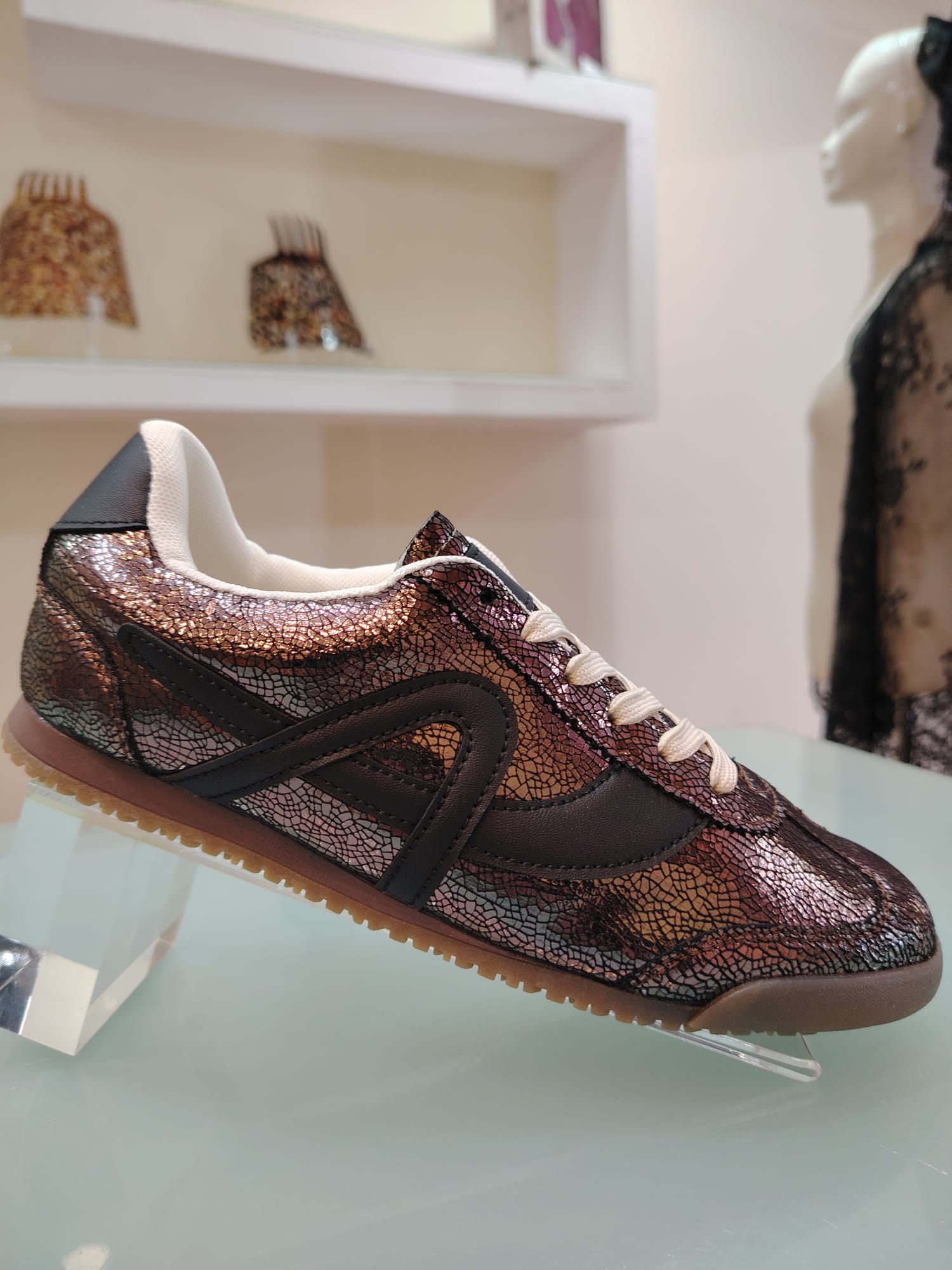 Zapatillas Brillo Retro y Textura Craquelada - Imagen 3