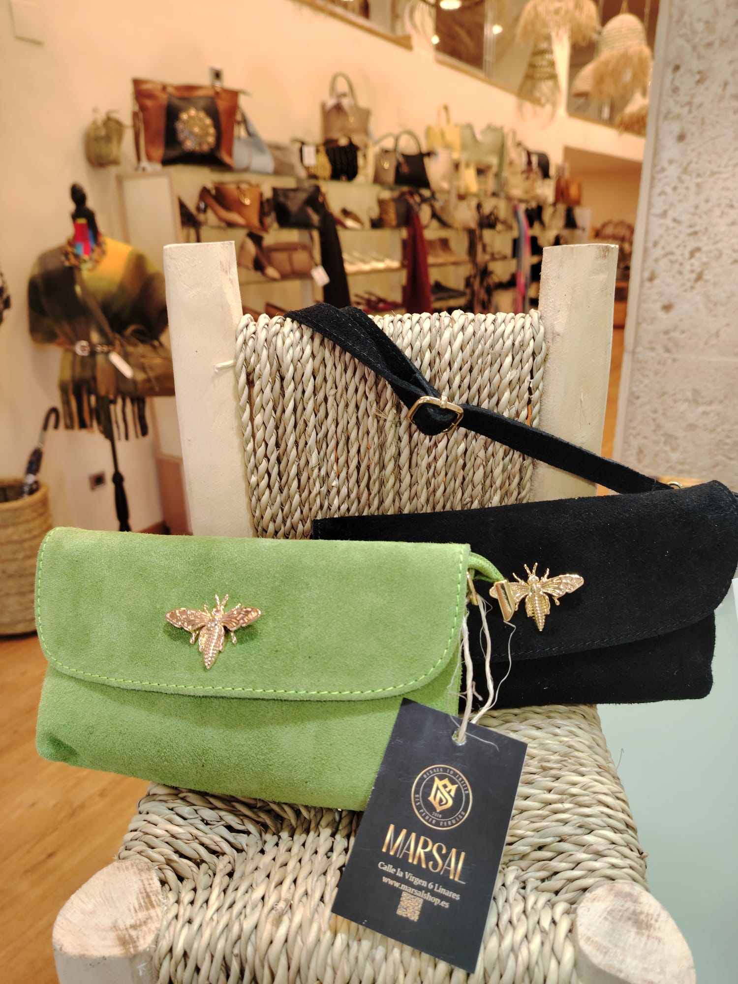 Clutch/Bandolera "Queen Bee" – Elegancia en Piel de Ante con Detalle Joya - Imagen 2