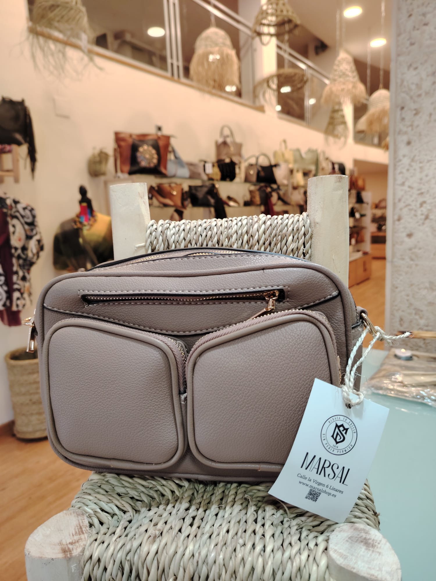 Bandolera Multi-Pocket en Piel Vegana – Organización con Estilo - Imagen 2