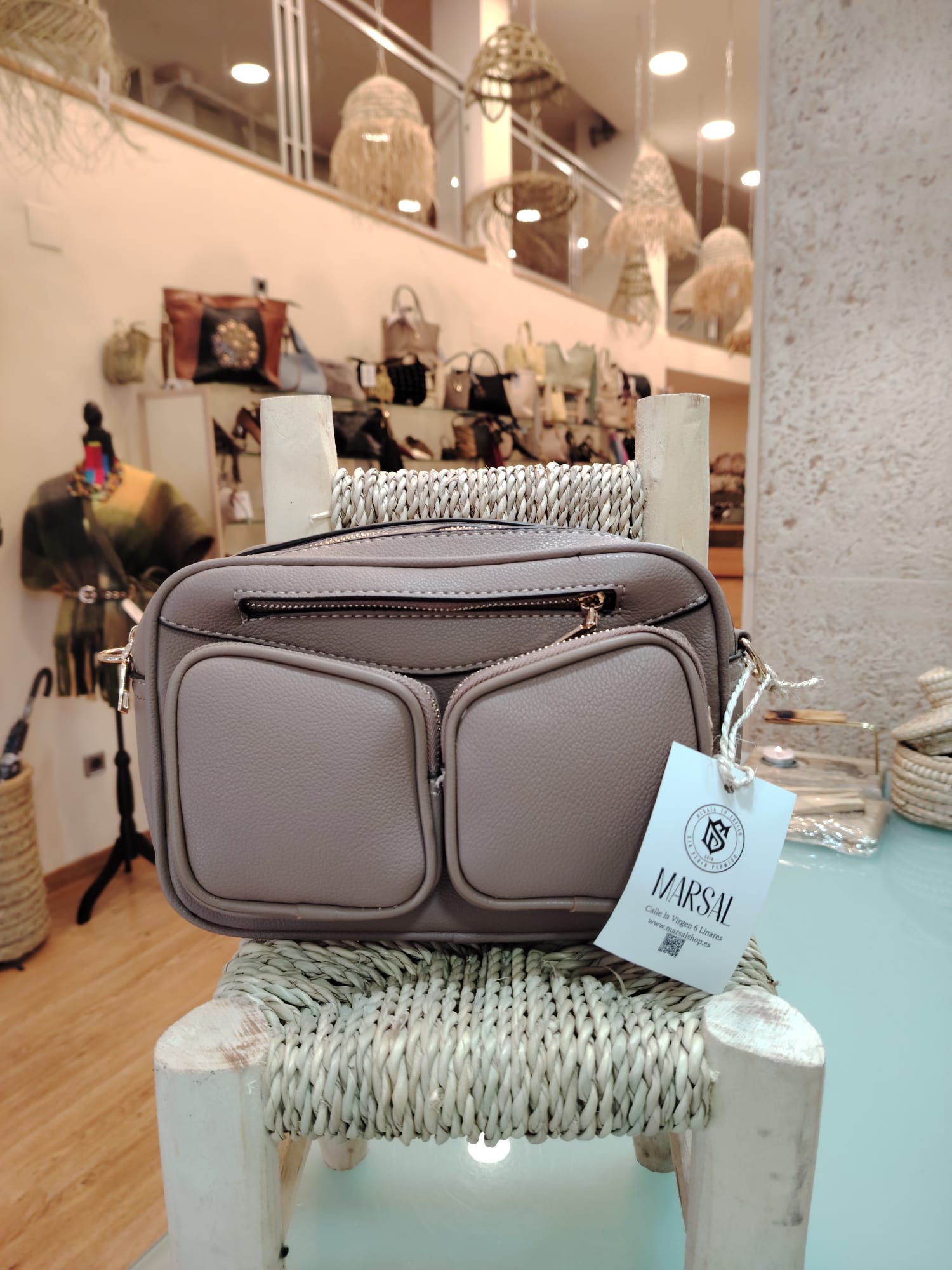 Bandolera Multi-Pocket en Piel Vegana – Organización con Estilo - Imagen 3