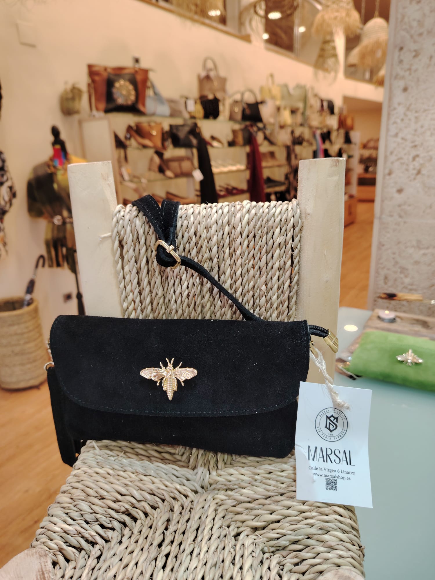 Clutch/Bandolera "Queen Bee" – Elegancia en Piel de Ante con Detalle Joya - Imagen 3